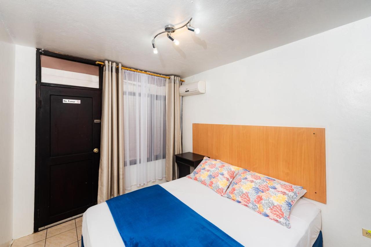Hostal North Seymour Пуерто Айора Екстериор снимка